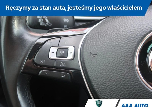 Volkswagen Passat cena 58000 przebieg: 230421, rok produkcji 2015 z Świnoujście małe 191